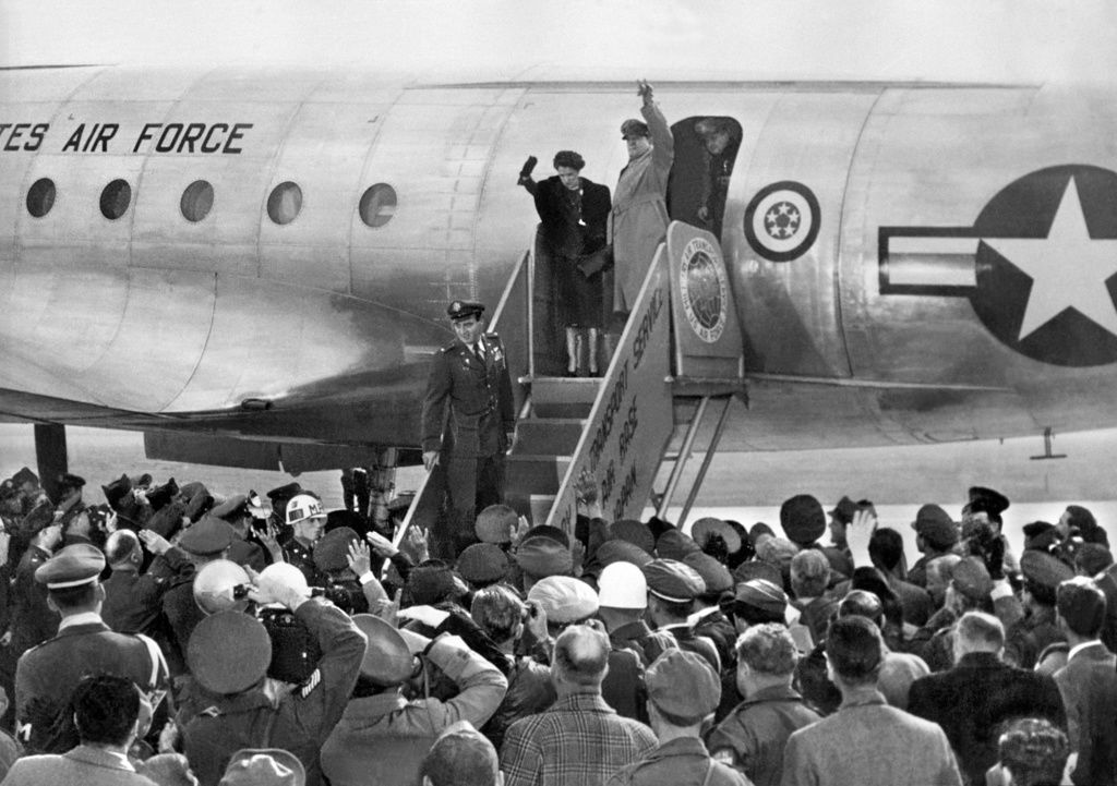 トルーマン米大統領に解任され、夫人とともに別れを告げる連合国軍最高司令官マッカーサー＝1951年4月16日（共同）