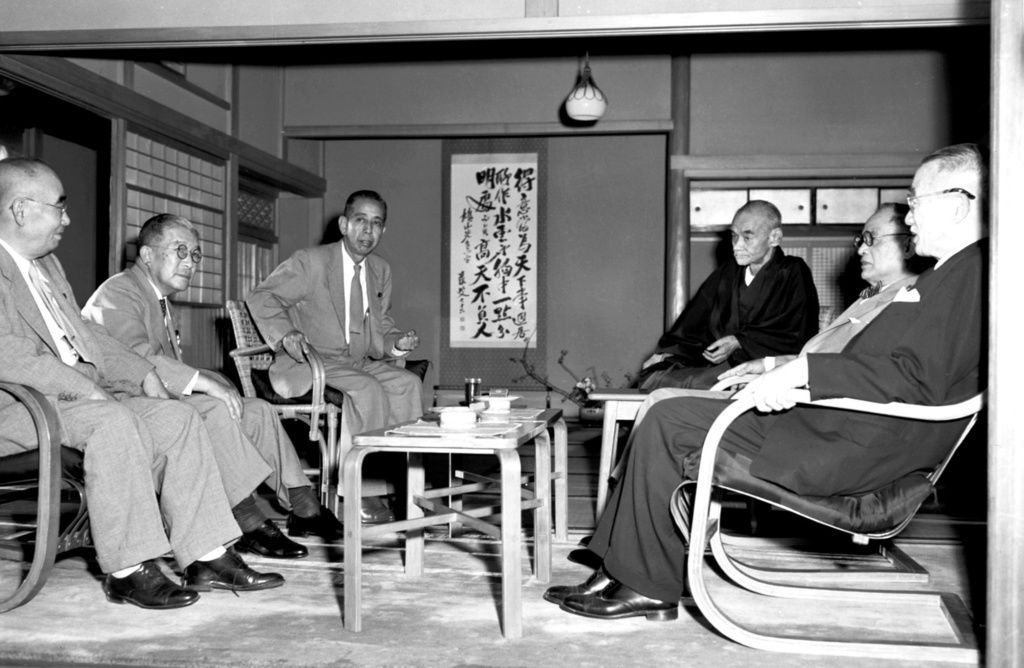 1954年9月19日、自由党と改進党の面々が反吉田茂首相の新党結成に向けて会談。左端に座っているのが石橋湛山（共同）