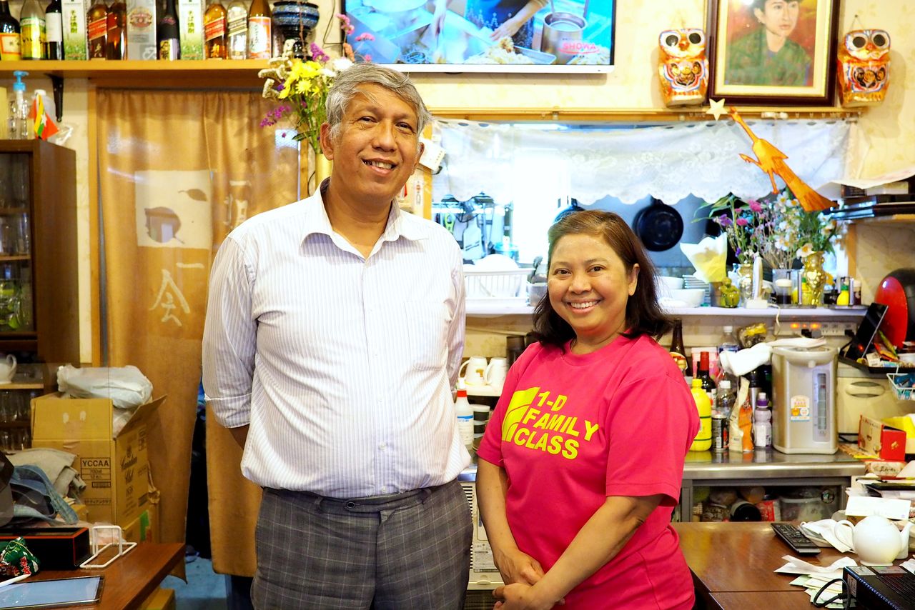 穏やかな笑顔のタンスエさん(左)とタンタンジャインさん(右) 写真=渕貴之