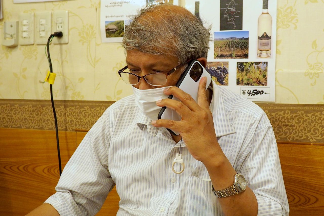 頻繁に鳴る電話が、タンスエさんの熱心な活動を物語る 写真=渕貴之