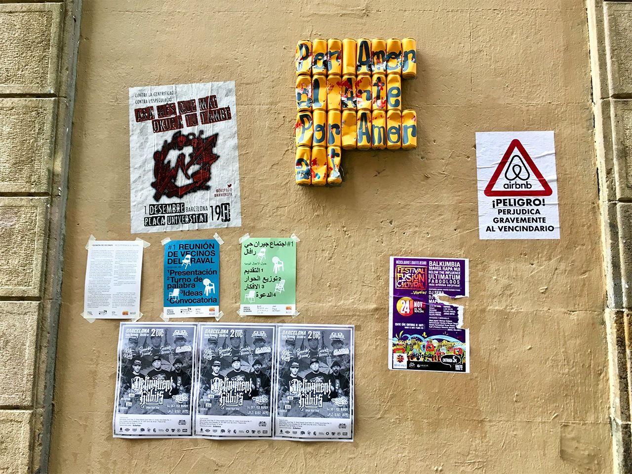 「エアビーアンドビー 危険 住民に危害を与える」と書かれた市内の貼り紙(右側)