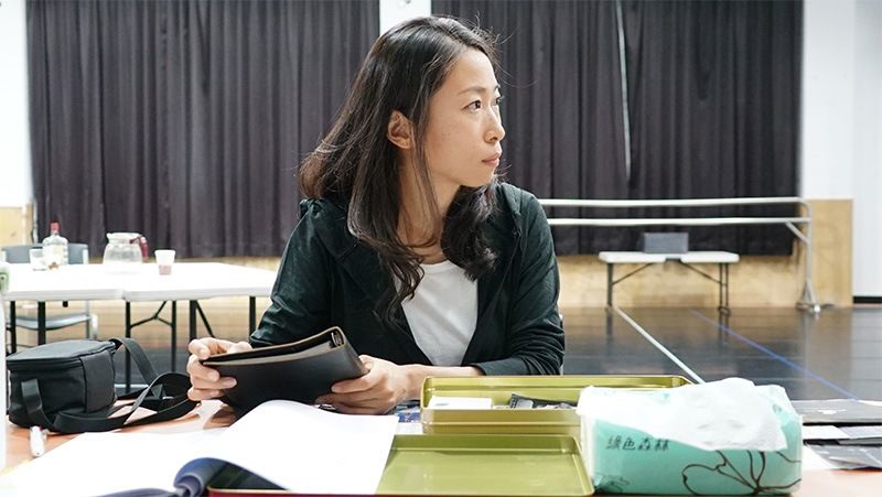 台本を手に他の役者の演技に注目する筆者(影像文化芸術基金会提供)