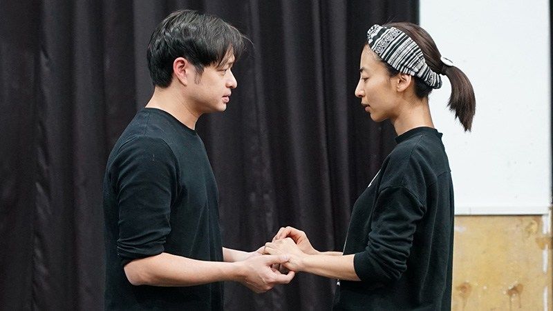 顔恵民を演じる鄭有傑さん(左)と一青和枝を演じる大久保麻梨子さん(右)(影像文化芸術基金会提供)