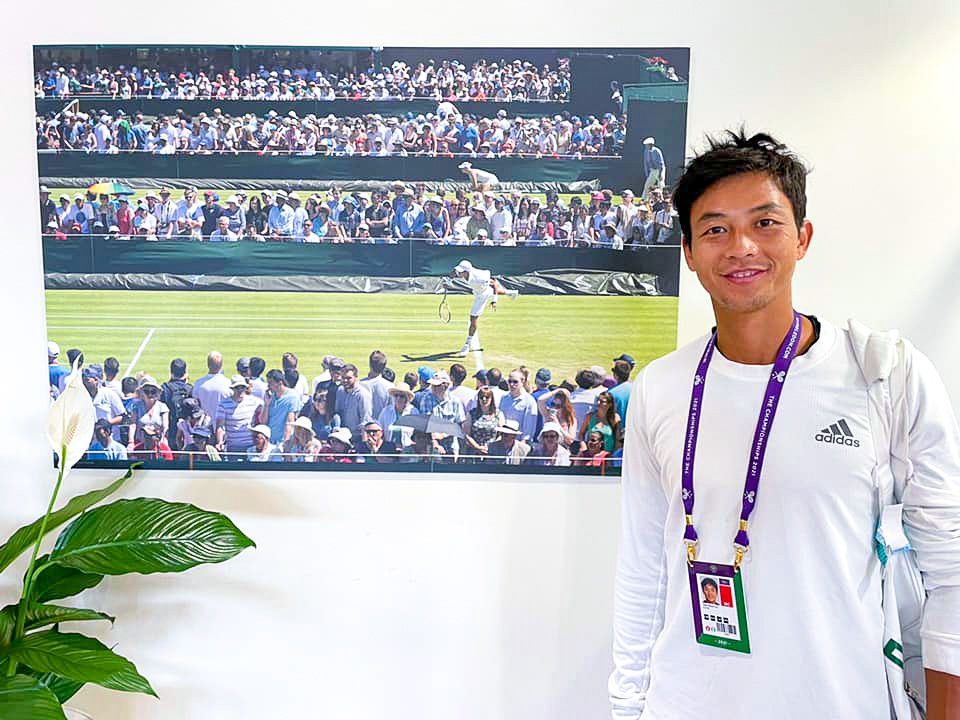 2021年のウィンブルドン大会での盧彦勲。2010年の試合前に撮影した場所で再び写真撮影した