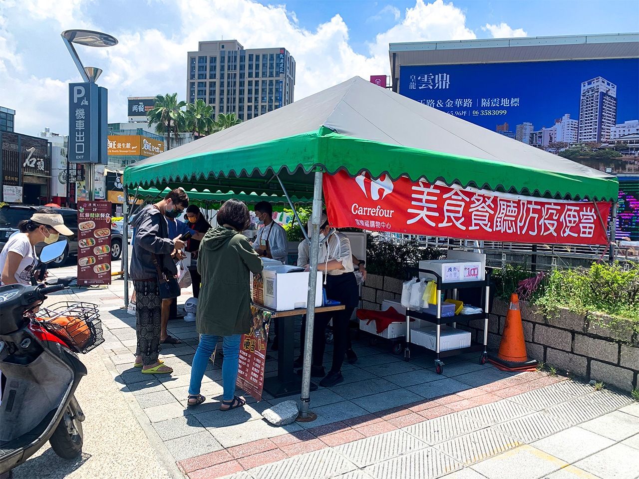 大手ショッピングモールのフードコートメニューを弁当として販売している(筆者撮影)