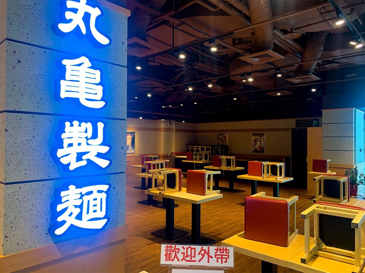 テイクアウトのみとなった日系飲食店(筆者撮影)