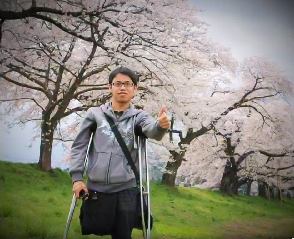 東北大学での交換留学では、友人と旅行もした。宮城県大河原町の白石川「一目千本桜」を背景に撮影