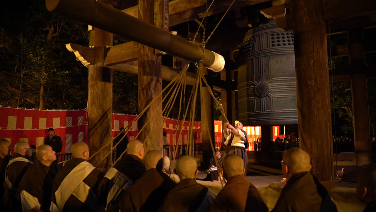 【動画】京都の正月風景：知恩院の除夜の鐘、伏見稲荷や八坂神社の初詣