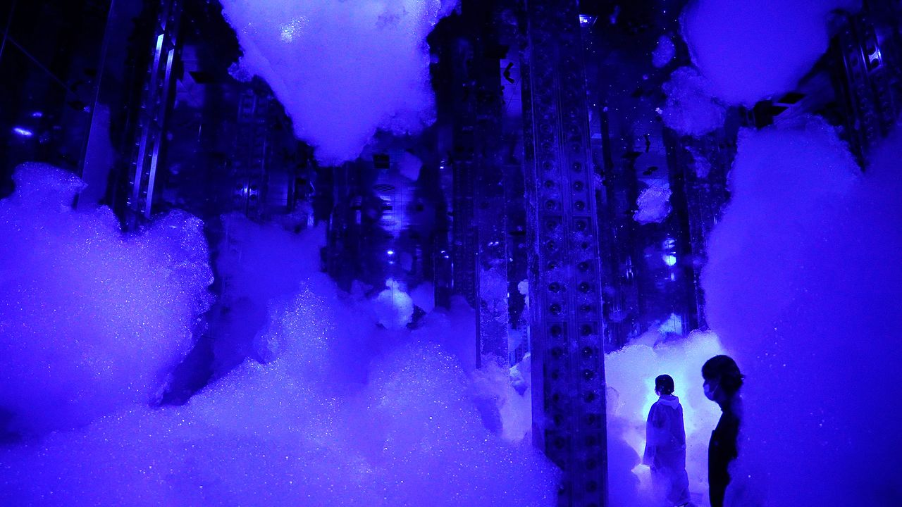 巨大な空間に泡の彫刻が浮遊する《Massless Amorphous Sculpture》