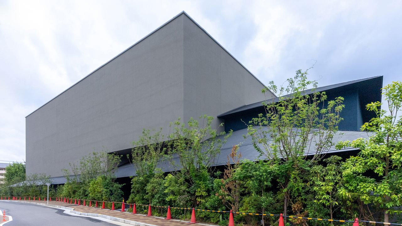 5階建てのチームラボバイオヴォルテックス 京都。JR奈良線「東福寺」駅からも徒歩15分ほど