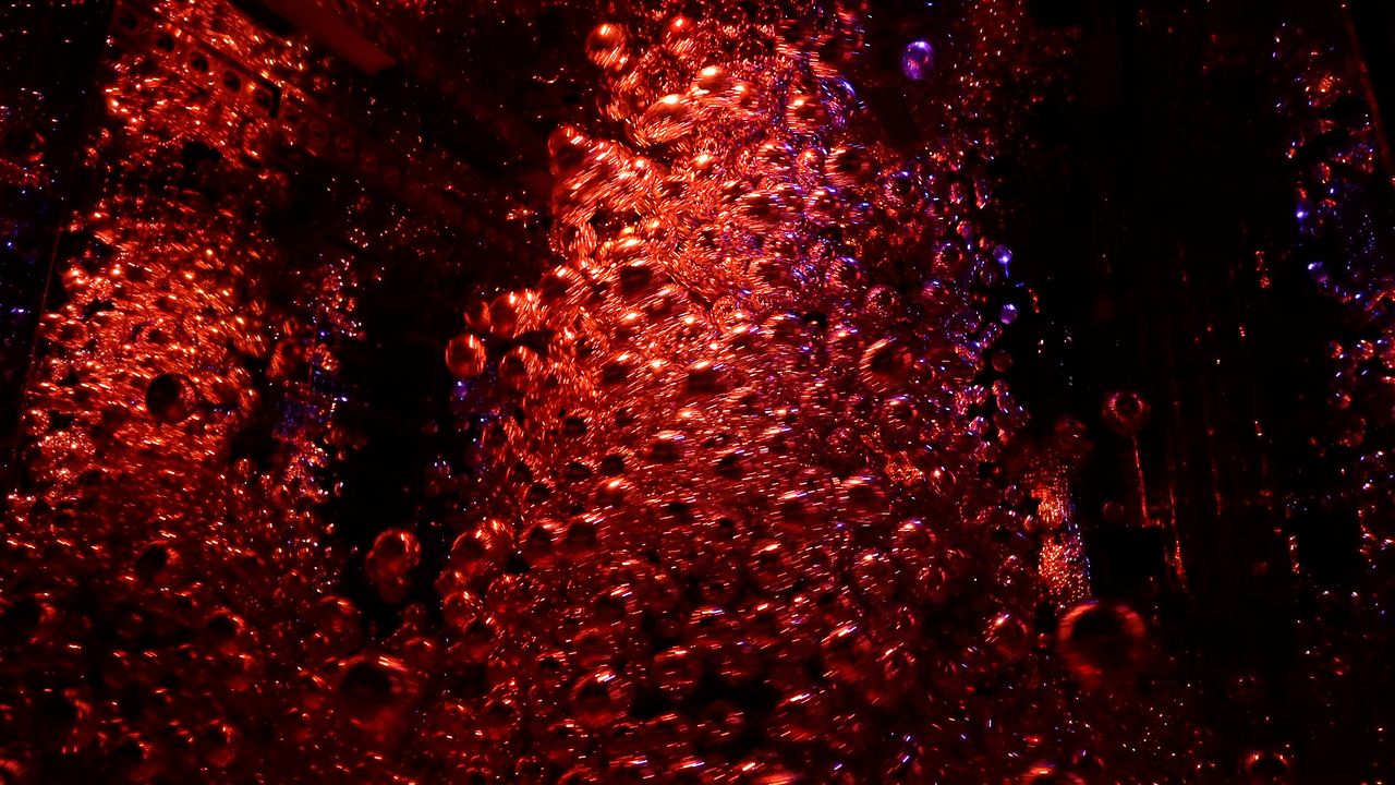 流動的な構造体が時間や空間を超えて変化し続ける《Morphing Continuum》