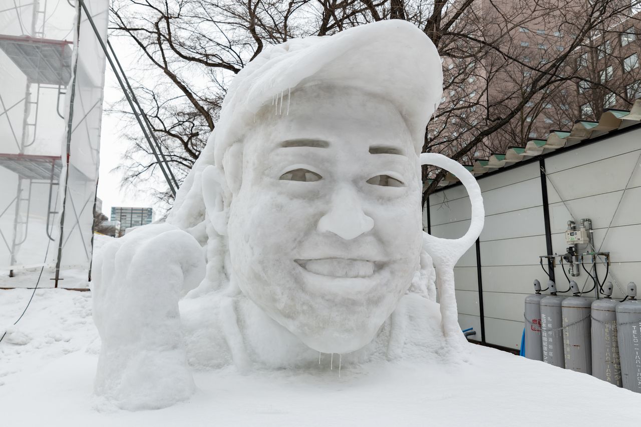 地元の人々が作成したユニークな雪像が並ぶ「市民の広場」。9丁目ではテニスの大阪なおみ選手、12丁目ではNHKの番組「チコちゃんに叱られる」のチコちゃんなどが話題となった