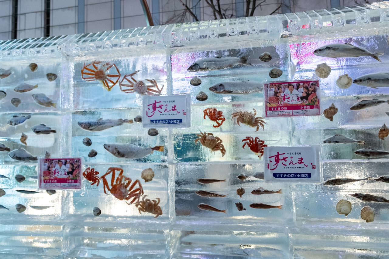 すしネタになる魚介類を、泳いでいたまま凍らせたような「すしざんまい」の氷像