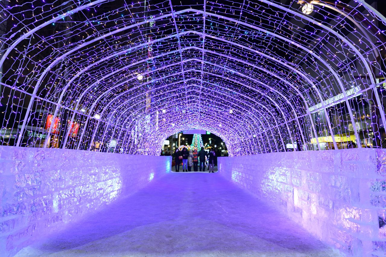 氷のブロックの上にきらびやかな電飾のトンネルが造られた「イルミネーションロード」は、毎年人気のフォトスポット