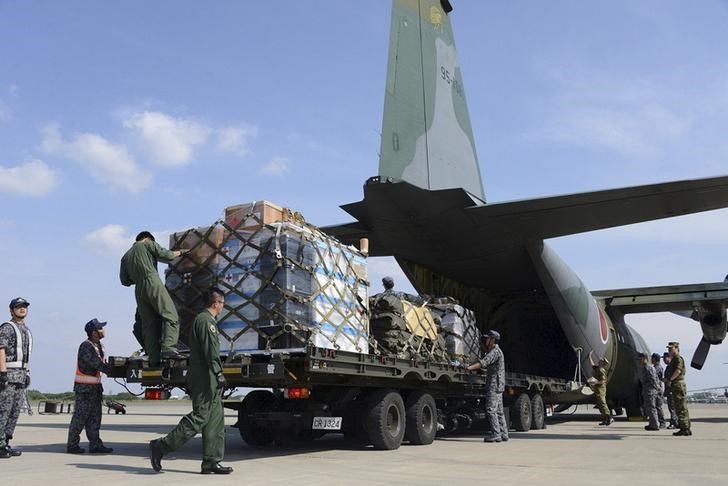 加藤勝信官房長官は23日、イスラム主義組織タリバンが実権を掌握したアフガニスタンに残る日本人らを退避させるため、自衛隊機を同国に派遣する方針を表明した。 写真はネパール地震の被災地へ運ぶ物資をC130輸送機に積み込む日本の自衛隊。2015年4月、埼玉県の入間基地で撮影(2021年 REUTERS/Joint Staff of the Defence Ministry of Japan/Handout via Reuters)