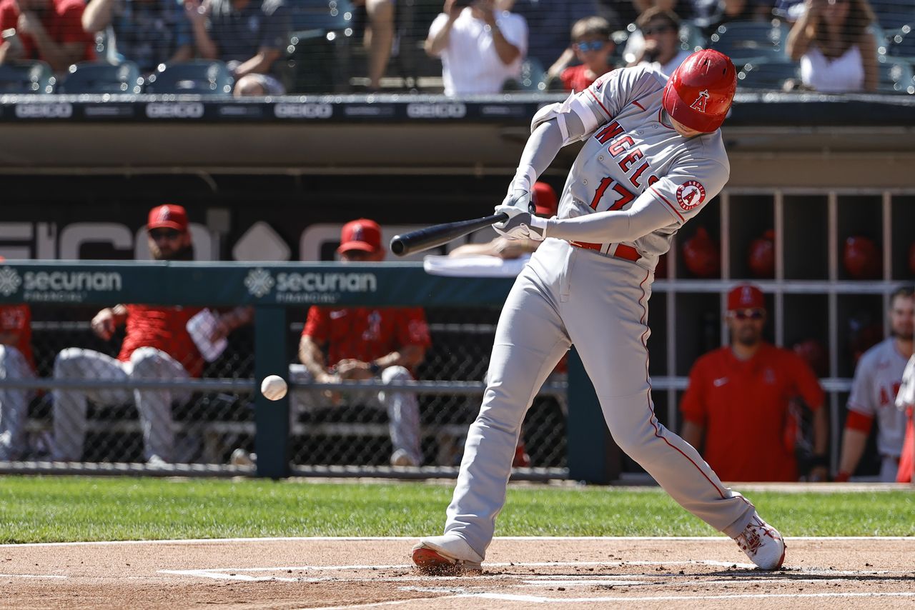 MLBエンゼルスの大谷翔平選手はホワイトソックス戦に「3番・指名打者」で出場し、4打数2安打、1得点、1死球、2三振。エンゼルスは9─3で勝利した(2021年 ロイター/Kamil Krzaczynski-USA TODAY Sports)