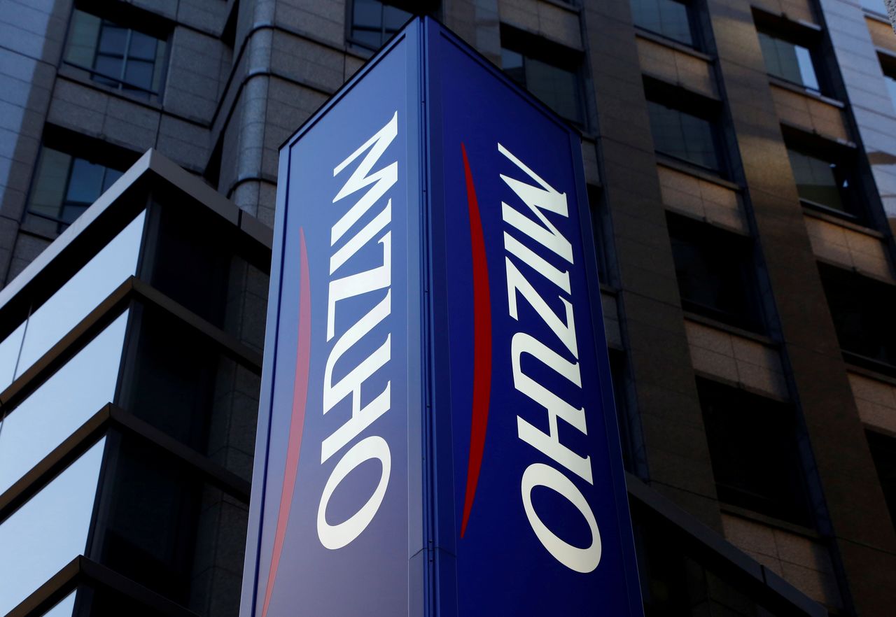 9月22日、相次ぐシステム障害を起こしたみずほ銀行と持ち株会社のみずほフィナンシャルグループに対し、金融庁が月内にも業務改善命令を出す方針を固めたことがわかった。金融庁がシステム運営を事実上管理する異例の行政処分となる。写真はみずほ銀行の看板。都内で2017年1月撮影(2021年 ロイター/Kim Kyung-Hoon)