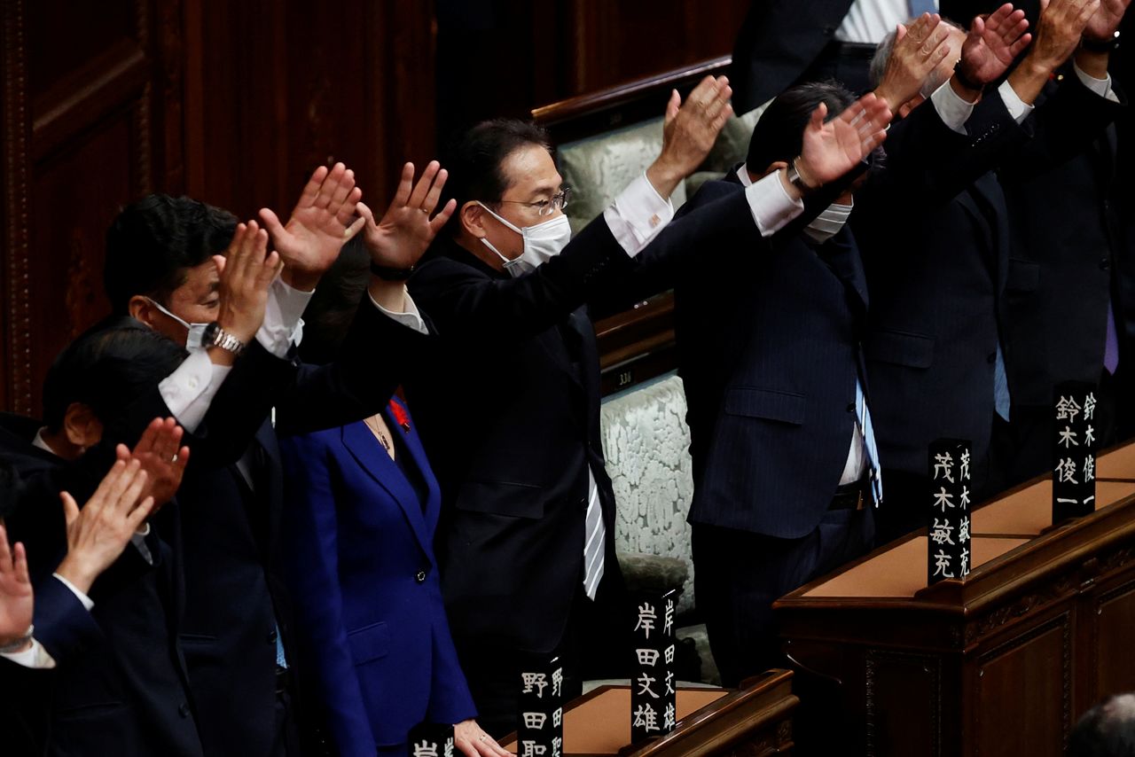 衆院は１４日開いた本会議で解散された。政府はこの後の臨時閣議で衆院選の日程を「１９日公示―３１日投開票」に決める。解散から投開票日まで戦後最短となる１７日の短期決戦は、新型コロナウイルス対策や経済政策が争点となる。（２０２１年　ロイター／Kim Kyung Hoon）