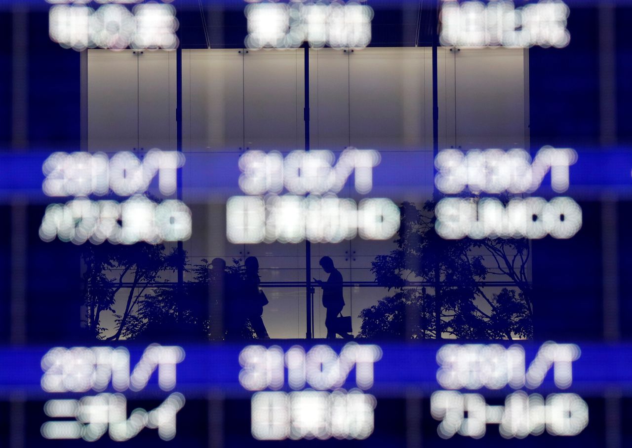 １５日午前の東京株式市場で、日経平均は前営業日比３６９円２１銭高の２万８９２０円１４銭と続伸した。写真は２０２０年１０月、東京証券取引所で撮影（２０２１年　ロイター/Issei Kato）