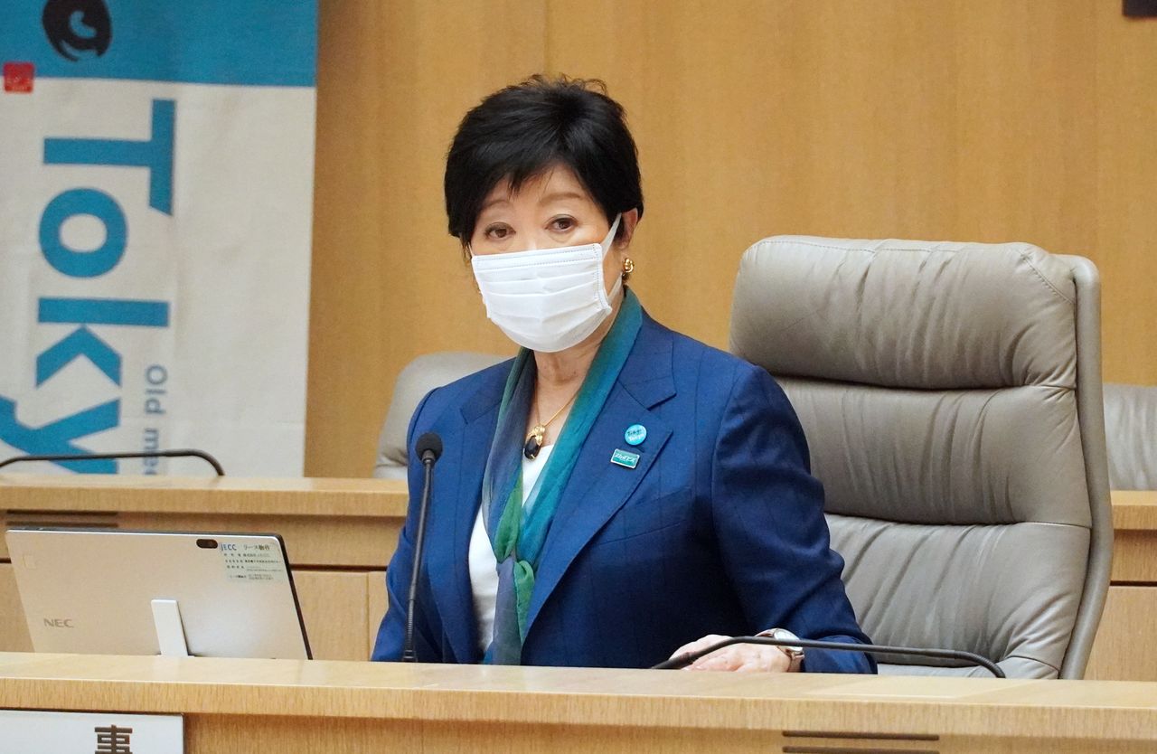 東京都の小池百合子知事は１５日の定例会見で、衆院選への対応について「私自身、出馬することはありません」と述べた。写真は１０月１４日、都庁で撮影（２０２１年　時事通信）