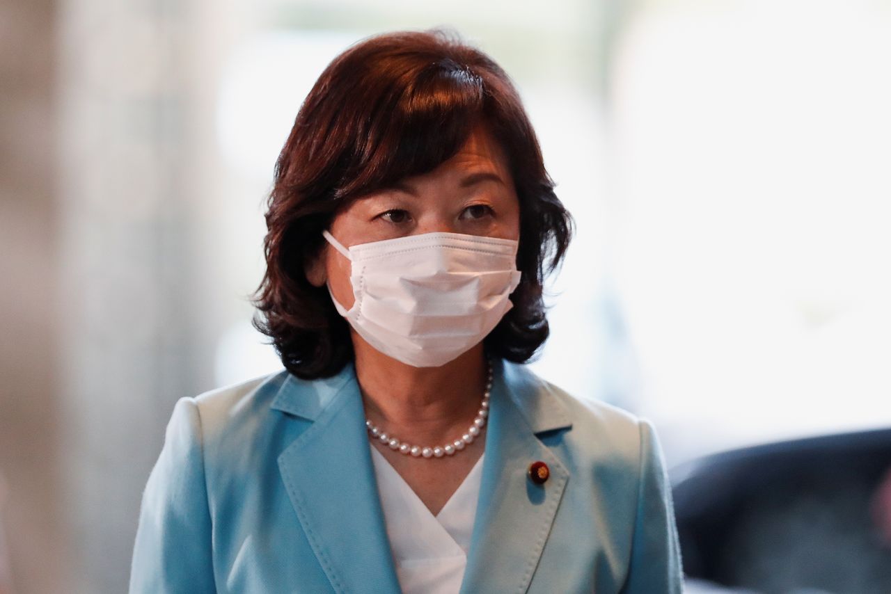 10月15日、少子化問題などに当たる野田聖子担当相(写真)は、報道各社の取材に応じ、国内総生産(GDP)の3%を子ども関連予算に振り向けるべきとの考えを示した。首相官邸で4日撮影(2021年 ロイター/Issei Kato)
