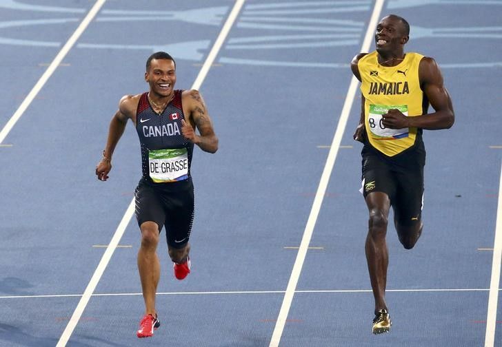 「世界最速の男」と呼ばれる陸上男子１００メートル世界記録保持者のウサイン・ボルト氏（右）が、男子スプリント界に最も影響を与えるであろう選手に、東京五輪で３つのメダルを獲得した２６歳のアンドレ・ドグラス（左）を挙げている。リオデジャネイロで２０１６年８月撮影（２０２１年　ロイター）