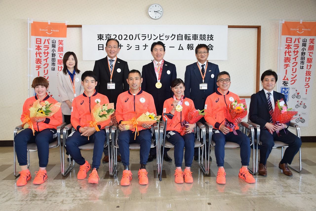 パラリンピックの報告に訪れた藤井選手、川本選手、藤田選手、杉浦選手ら（前列左から、市役所で）