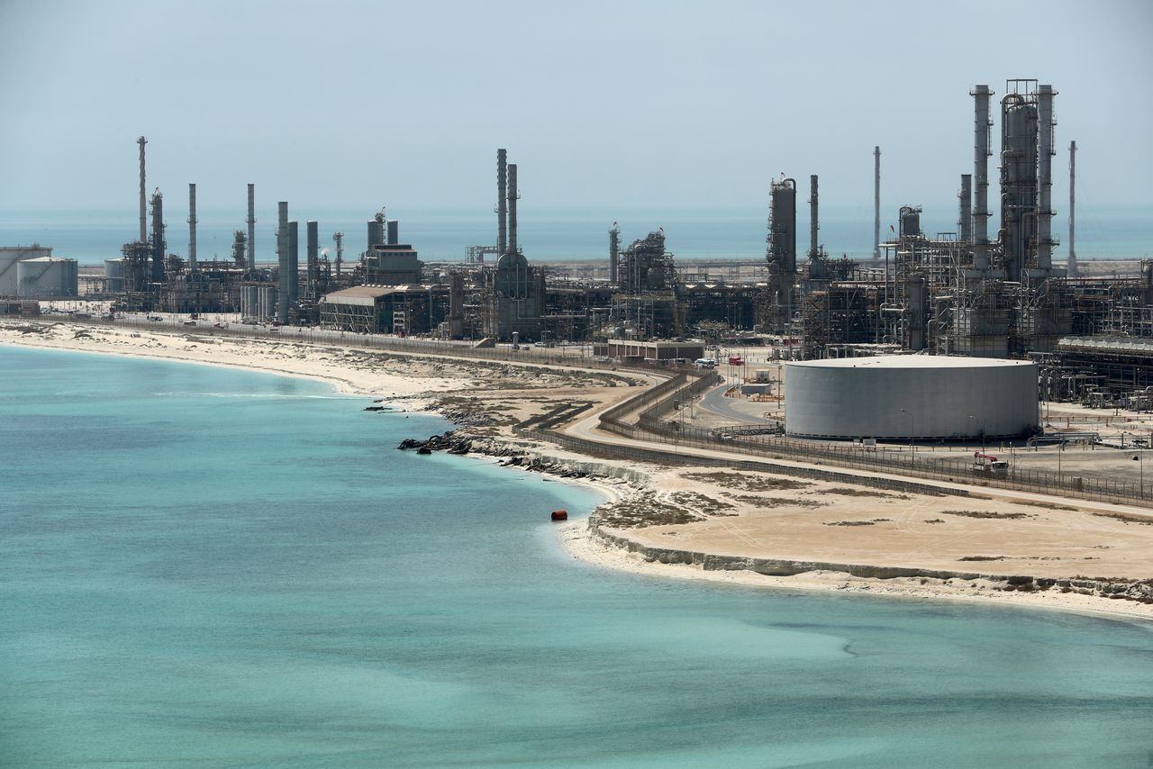 原油先物価格は１８日のアジア時間の取引で数年ぶり高値となっている。写真はサウジアラムコのラアス・タンヌーラ製油所。２０１８年５月、サウジアラビアで撮影（２０２１年　ロイター/Ahmed Jadallah）
