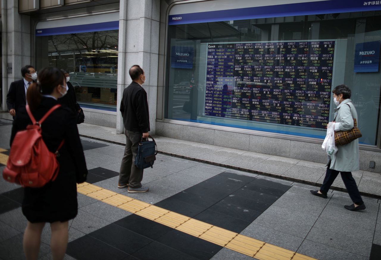 東京株式市場で日経平均は３日ぶりに反落した。朝方は前週末の米株高の流れを引き継ぎ小幅高で始まったが、その後マイナス圏に沈んだ。写真は都内で昨年３月撮影（２０２１年　ロイター／Stoyan Nenov）