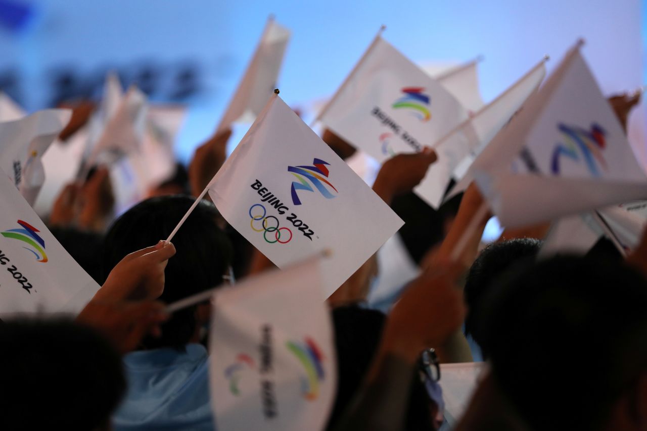 米国オリンピック・パラリンピック委員会（ＵＳＯＰＣ）は１８日、代表団のメンタルヘルスを守るため、２０２２年北京冬季五輪ではサポート体制を強化すると発表した。写真は２０２２年北京冬季五輪の旗。北京で９月撮影（２０２１年　ロイター/Tingshu Wang）