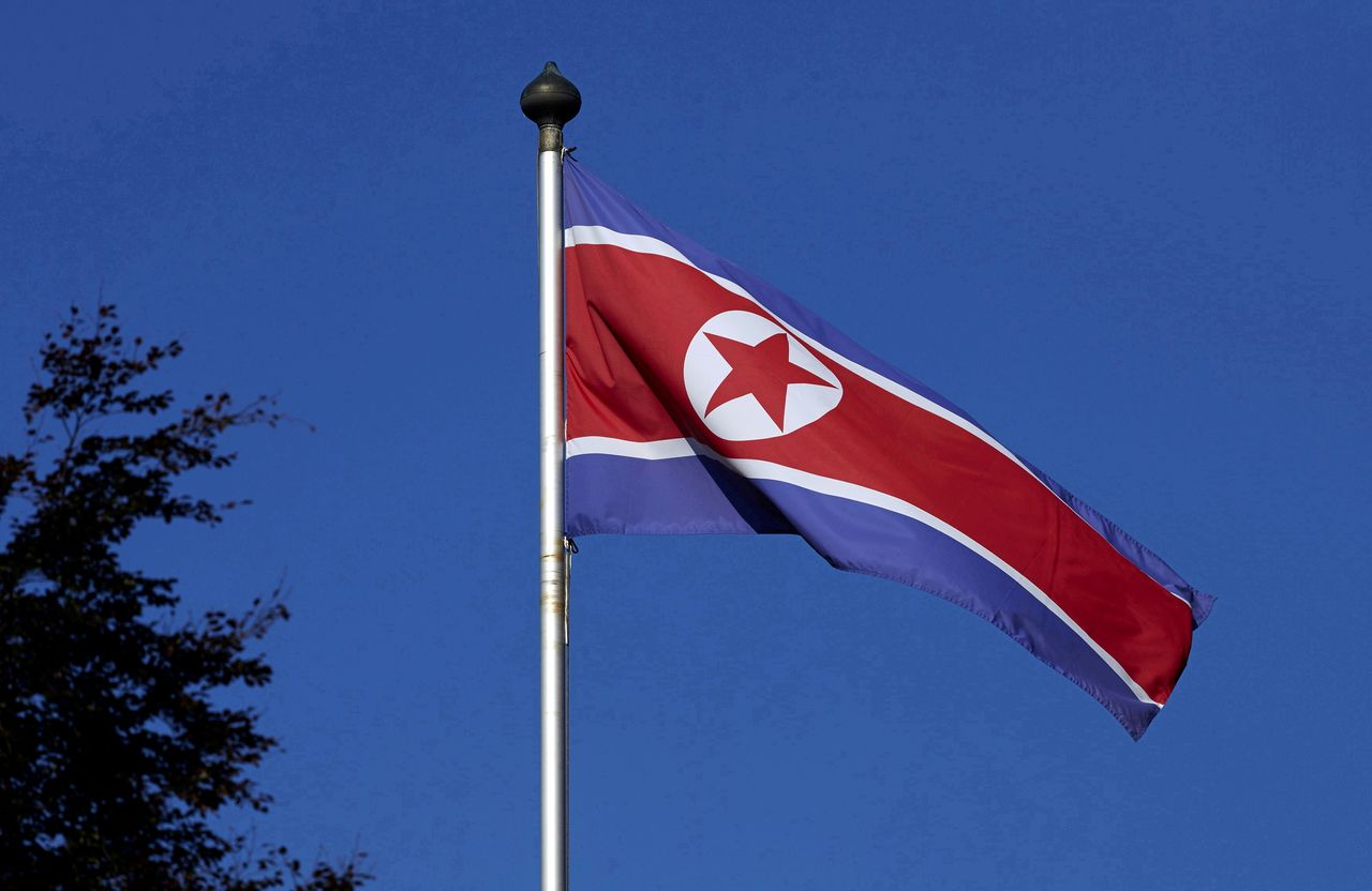 日韓当局は、北朝鮮が１９日に弾道ミサイルを東方沖に向けて発射したと発表した。写真は北朝鮮の国旗。ジュネーブで２０１４年１０月撮影（２０２１年　ロイター/Denis Balibouse/File Photo）