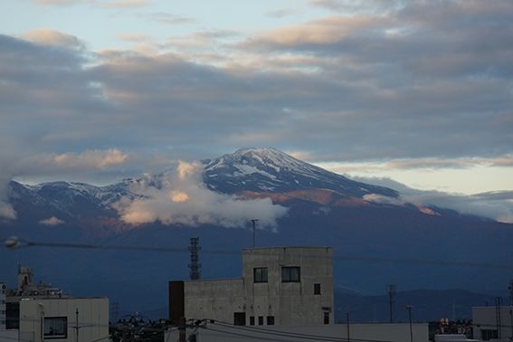 初冠雪が観測された鳥海山＝18日午後4時45分ごろ、酒田市二番町