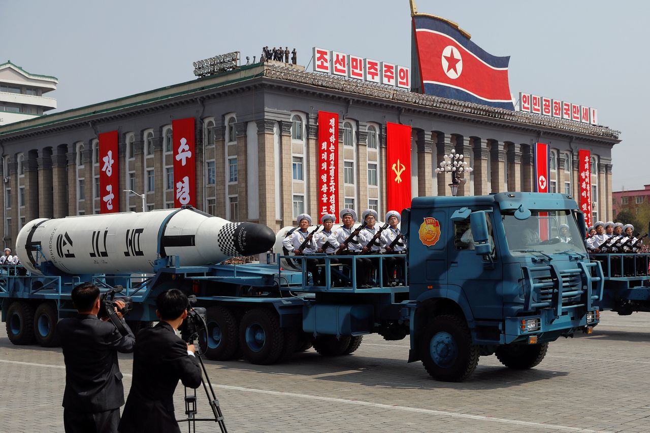 防衛省は１９日、この日午前に北朝鮮が発射した弾道ミサイルについて、１発は潜水艦発射型（ＳＬＢＭ）の可能性があり、日本の排他的経済水域（ＥＥＺ）外に落下したものとみられると発表した。写真は軍事パレードに登場したＳＬＢＭ「北極星」。２０１７年４月、平壌で撮影（２０２１年　ロイター/Damir Sagolj）