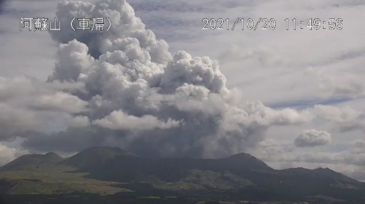 気象庁は２０日午前１１時４３分ごろ、阿蘇山で噴火が発生したと発表した。写真は気象庁提供（２０２１年　ロイター）