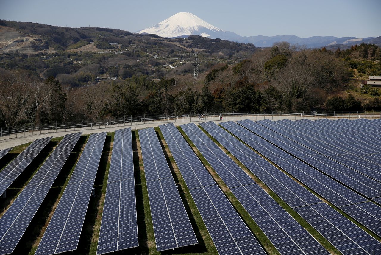 １０月２２日、政府は、国のエネルギー政策の方針を示す「第６次エネルギー基本計画」を閣議決定した。写真は太陽光発電施設。神奈川県で２０１６年３月撮影（２０２１年　ロイター／Issei Kato）