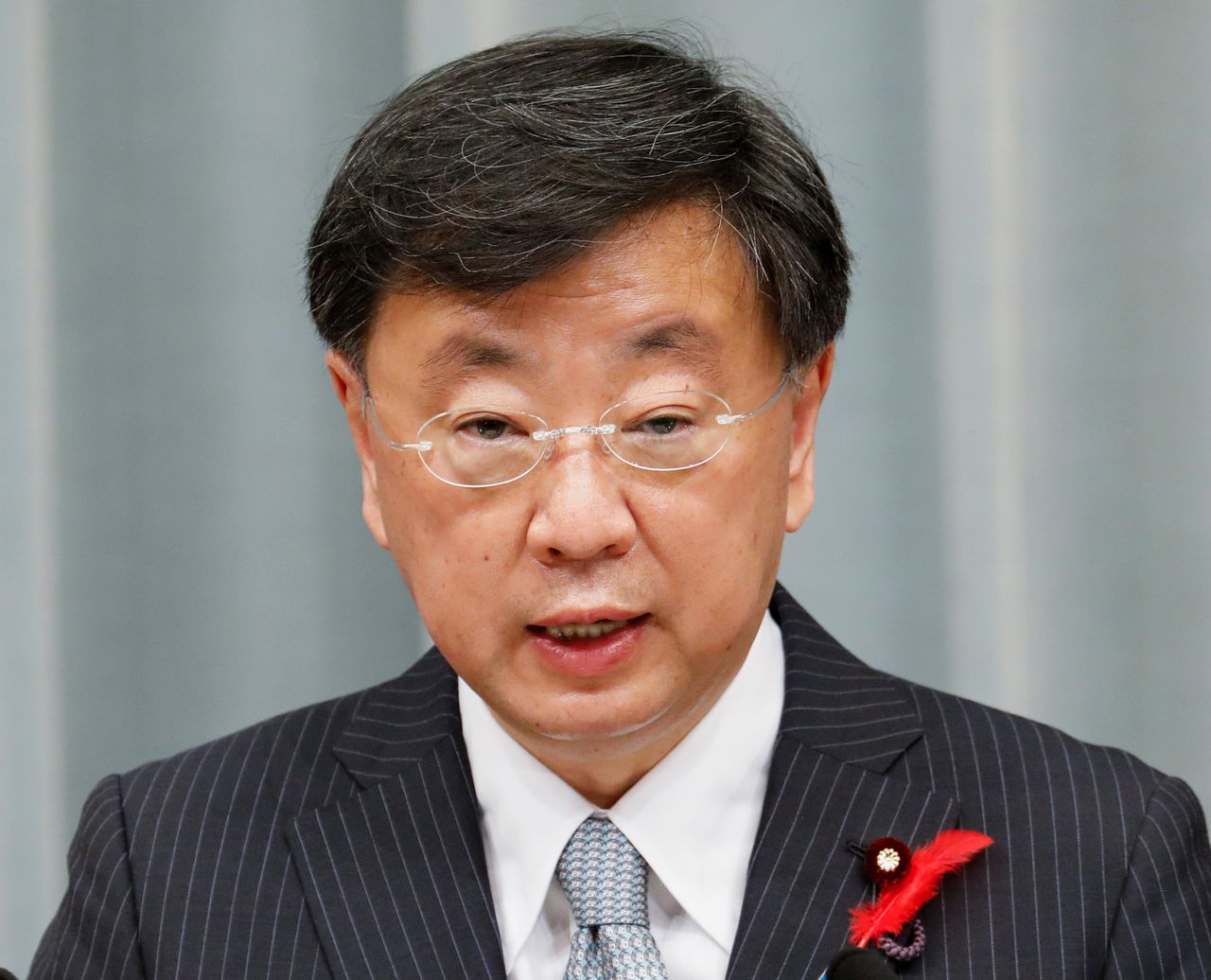 松野博一官房長官は２６日の閣議後会見で、エネルギー基本計画に関連して、電力の安定供給を確保しながら石炭火力の発電比率をできる限り引き下げていきたいと述べた。写真は１０月４日、東京の首相官邸で撮影（２０２１年　ロイター/Kim Kyung-Hoon）