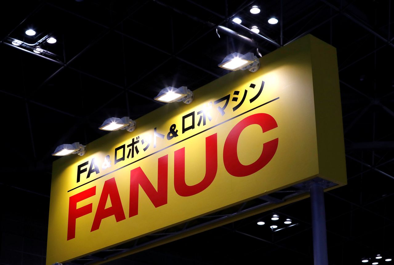 １０月２７日、ファナックは２０２２年３月期の連結営業利益見通しを従来予想から１６９億円引き下げ、１７７５億円に下方修正した。写真は東京で開かれた世界ロボットサミットに掲示されたファナックのロゴ。２０１８年１０月撮影。（２０２１年　ロイター／Kim Kyung-Hoon）