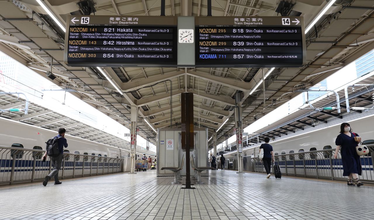 東海旅客鉄道（ＪＲ東海）は２７日、２０２２年３月期の連結純損益が３００億円の赤字になる見通しと発表した。写真は２０２０年８月、東京駅の東海道新幹線ホームで撮影（２０２１年　時事通信）