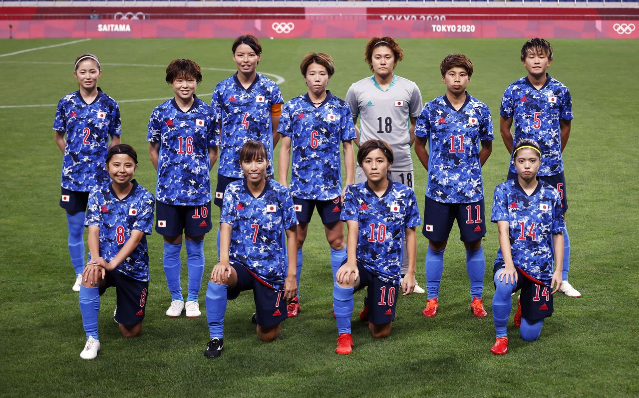 サッカーの女子アジア・カップの組み合わせ抽選が２８日にクアラルンプールで行われ、女子日本代表「なでしこジャパン」（写真）は韓国、ベトナム、ミャンマーとＣ組に入った。埼玉で７月撮影（２０２１年　ロイター）