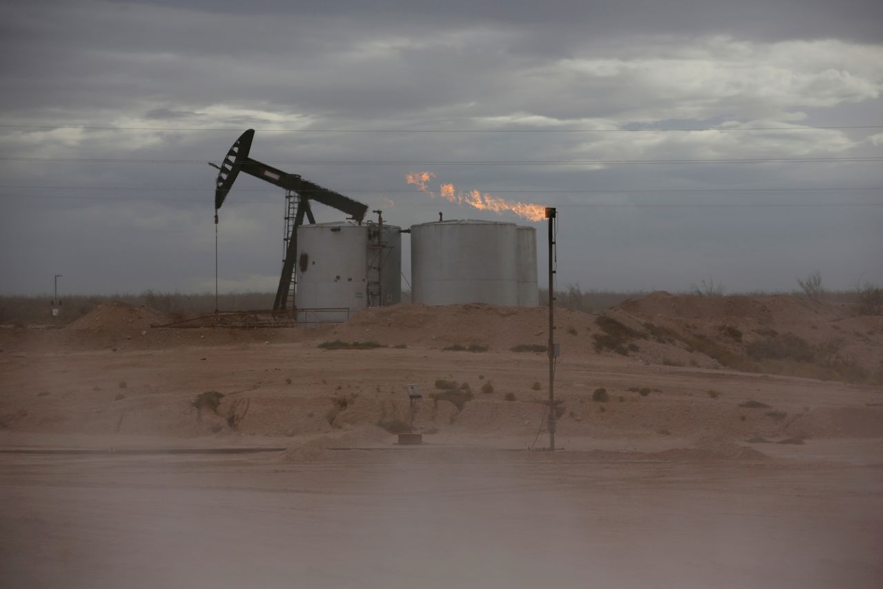 アジア時間１日の原油先物価格は下落している。写真は米パーミアン盆地の掘削現場、２０１９年１１月撮影（２０２１年　ロイター／Angus Mordant）