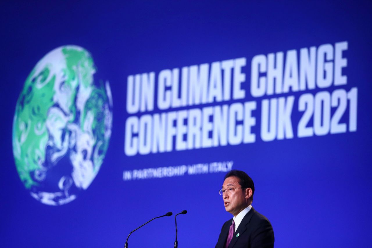岸田文雄首相は、２日の第２６回国連気候変動枠組み条約締約国会議（ＣＯＰ２６）で、先進国全体で年間１０００億ドルの資金支援を行う目標の達成に向け、「新たに５年間で最大１００億ドルの追加支援を行う」と表明した。写真はＣＯＰ２６で演説する岸田首相。１１月２日、英スコットランドのグラスゴーで撮影（２０２１年　ロイター/Hannah McKay）