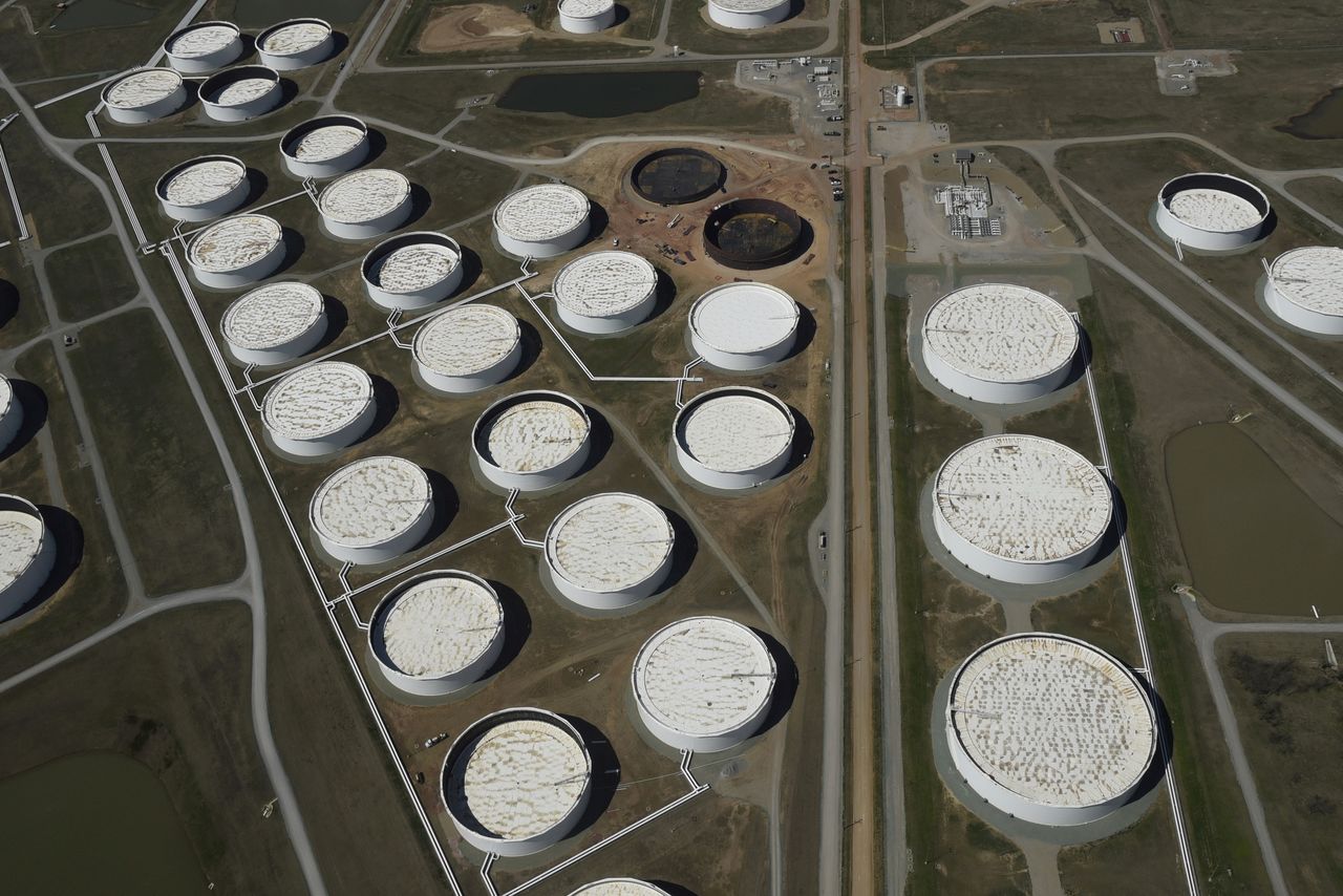 アジア時間１１月４日の原油先物相場は下落。米ＷＴＩ（ウエスト・テキサス・インターミディエート）先物は１バレル＝８０ドルを割り込んだ。写真は米オクラホマ州の原油貯蔵施設。２０１６年３月撮影（２０２１年　ロイタ/Nick Oxford）