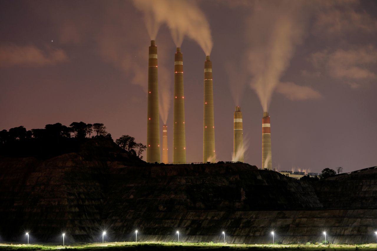 世界銀行グループの気候投資基金（ＣＩＦ）は４日、インド、インドネシア、フィリピンが、南アフリカと共に石炭火力からクリーンエネルギーへの移行を加速する「石炭移行加速（ＡＣＴ）」プログラムに参加すると表明した。写真はインドネシア、バンテン州の石炭火力発電所で昨年７月撮影（２０２１年　ロイター／WILLY KURNIAWAN）