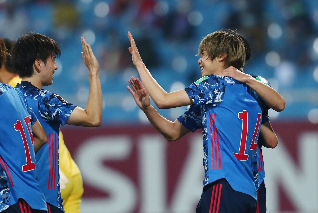 サッカーの2022年W杯アジア最終予選、B組の日本は敵地でベトナムに1─0で勝利を収め、同予選2連勝となった。写真右は決勝点の伊東純也(2021年 ロイター)