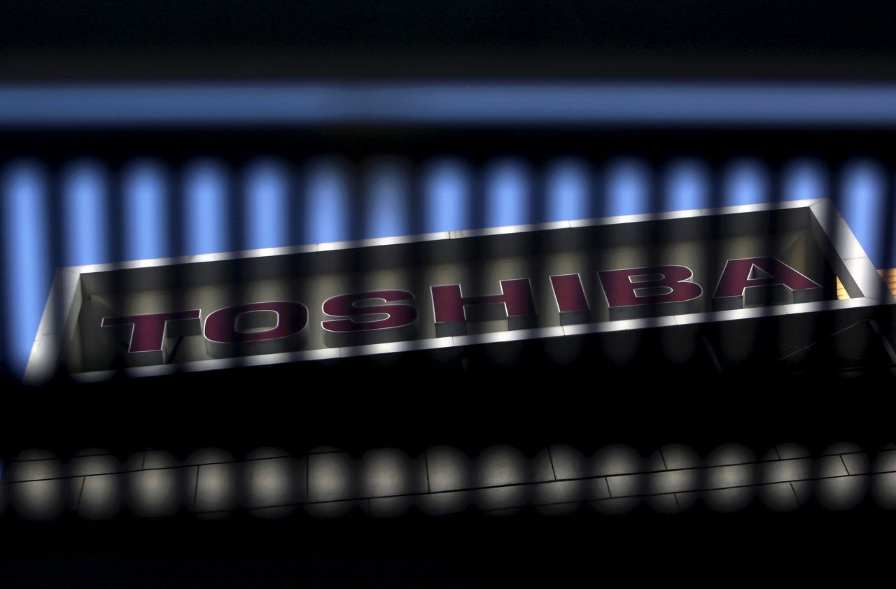 11月12日、東芝はグループを3つの会社に再編し、このうちインフラ事業とデバイス事業を手掛ける2社を上場させると発表した。都内で2015年撮影(2021年 ロイター/Yuya Shino)