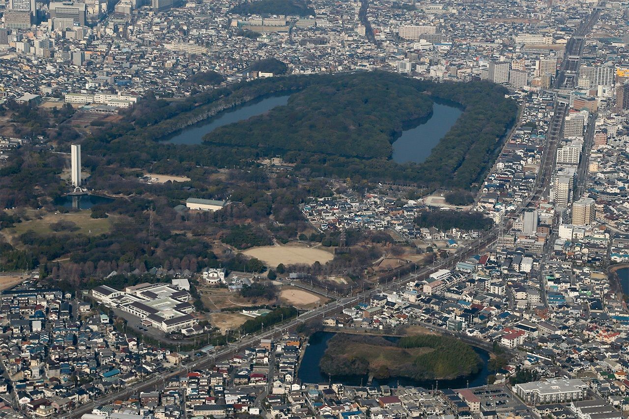 仁徳天皇陵古墳(大仙陵古墳、奥中央)などがある大阪府内の百舌鳥古墳群=2018年1月(時事)