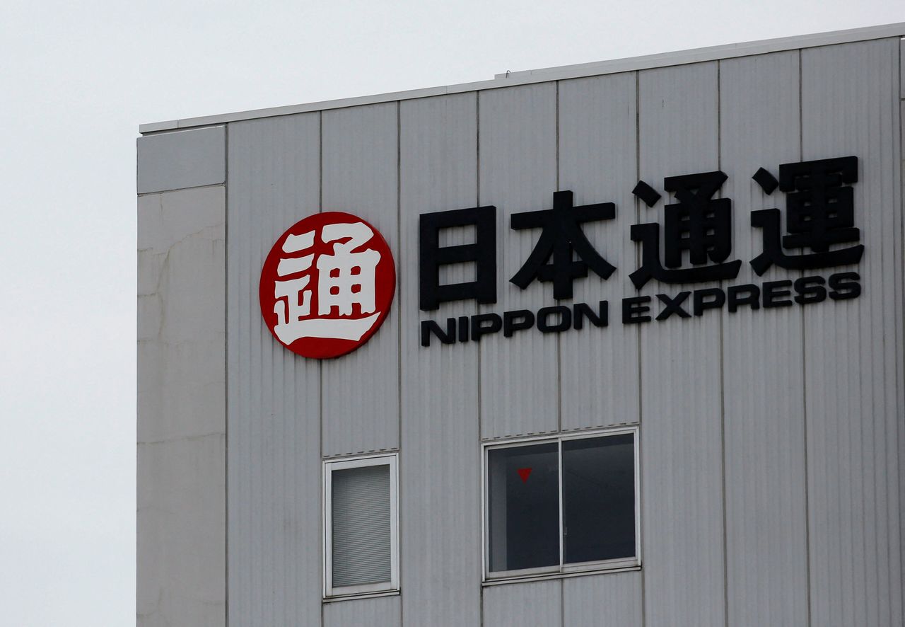 12月21日、日本通運は、東京都港区にある旧本社の建物と土地をミネベアミツミに732億円で売却すると発表した。写真は日本通運のロゴ。2018年6月撮影(2021年 ロイター/Issei Kato)