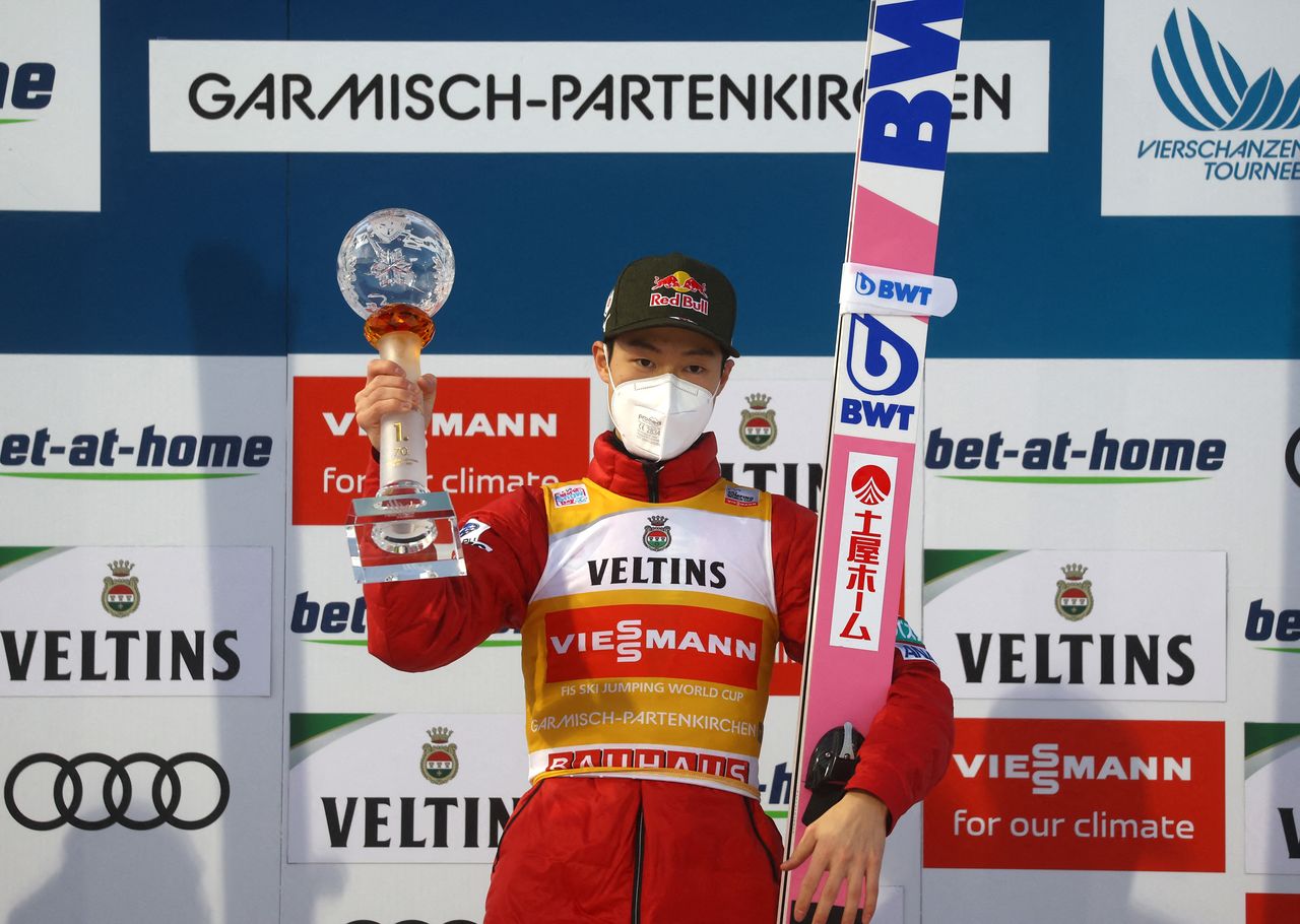 ノルディックスキーのワールドカップ(W杯)ジャンプ男子は1日、個人第11戦を兼ねたジャンプ週間第2戦(ヒルサイズ=HS142メートル)をドイツのガルミッシュパルテンキルヘンで行い、小林陵侑がジャンプ週間2連勝を果たした(2022年 ロイター)