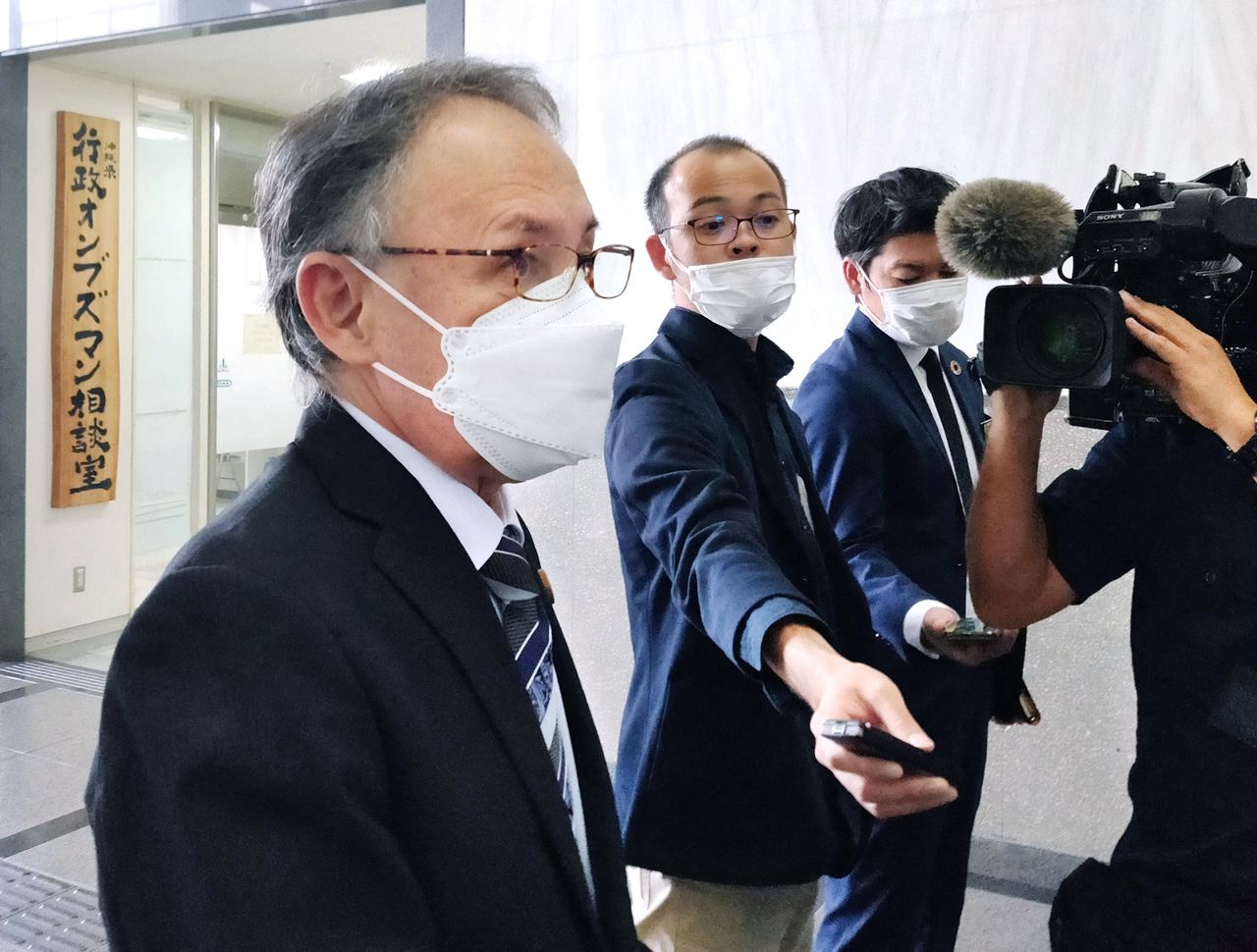 1月6日、沖縄県、広島県、山口県は、新型コロナウイルスの感染者が各県内で急増していることを踏まえ、まん延防止等重点措置の適用を政府に要請した。写真は記者団の質問に応じる沖縄県の玉城デニー知事。1月5日、那覇市で撮影(2021年 時事通信)