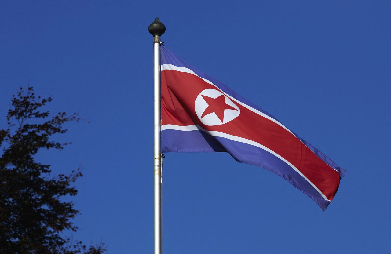 1月14日、韓国軍によると、北朝鮮は、未確認飛翔体を朝鮮半島東岸沖に向けて発射した。写真は北朝鮮の旗。ジュネーブで2014年10月撮影(2022年 ロイター/Denis Balibouse)